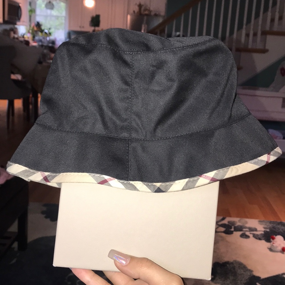 Burberry women’s black bucket hat